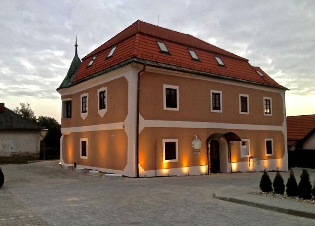 Hotel Kastiel Ottlyk Bánovce nad Bebravou Exterior foto